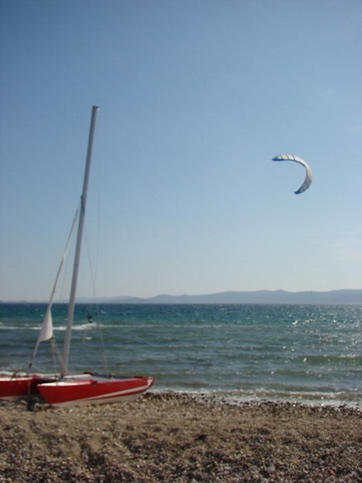 Druzenje uz surf i kite na plazi Makarska u Sukosanu Druzenje uz surf i kite na plazi Makarska u Sukosanu
