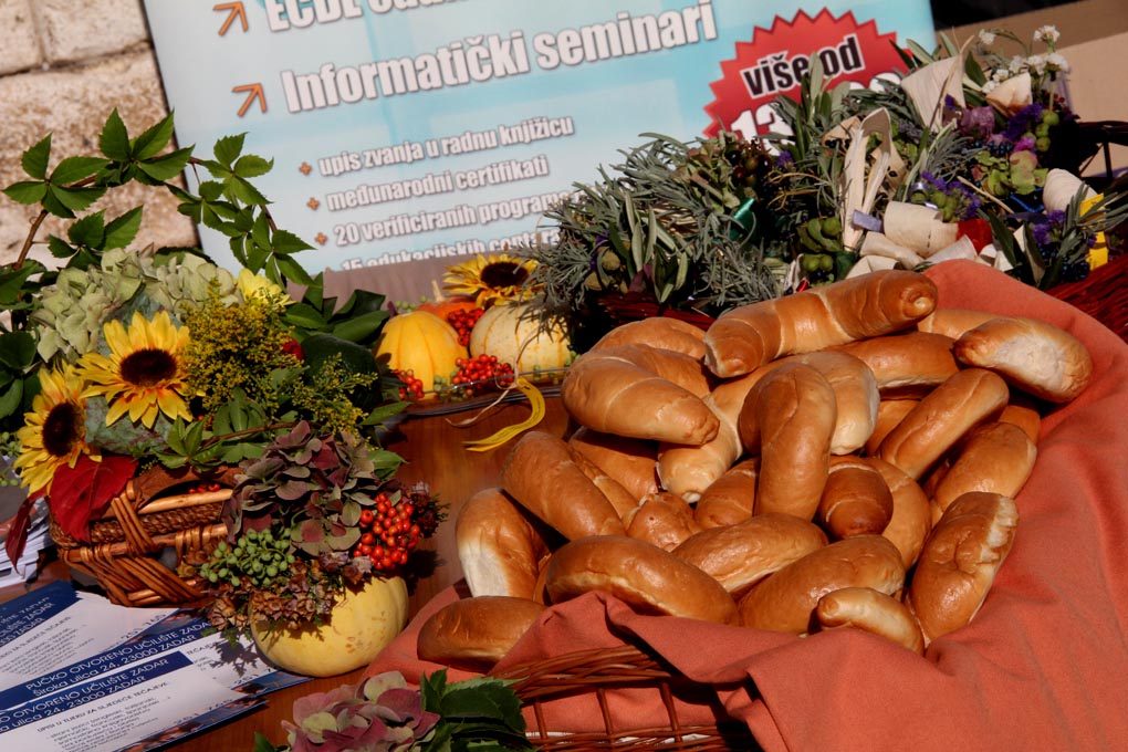 Sajam obrazovanja održan je na Narodnom trgu u organizaciji Pučkog otvorenog učilišta Erudio na kojem su se predstavili i partneri Poljoprivredna škola Stanko Ožanić, CISOK Zadar, Autoškola Zadar, POU Libar, POU Algebra, POU Zadar i dr. foto: Iva Perinči Sajam obrazovanja održan je na Narodnom trgu u organizaciji Pučkog otvorenog učilišta Erudio na kojem su se predstavili i partneri Poljoprivredna škola Stanko Ožanić, CISOK Zadar, Autoškola Zadar, POU Libar, POU Algebra, POU Zadar i dr. foto: Iva Perinči