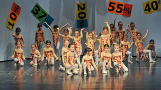 Plesna udruga Gesta: Božićni šoping u SuperOvoj, Foto: Željko Karavida Plesna udruga Gesta: Božićni šoping u SuperOvoj, Foto: Željko Karavida