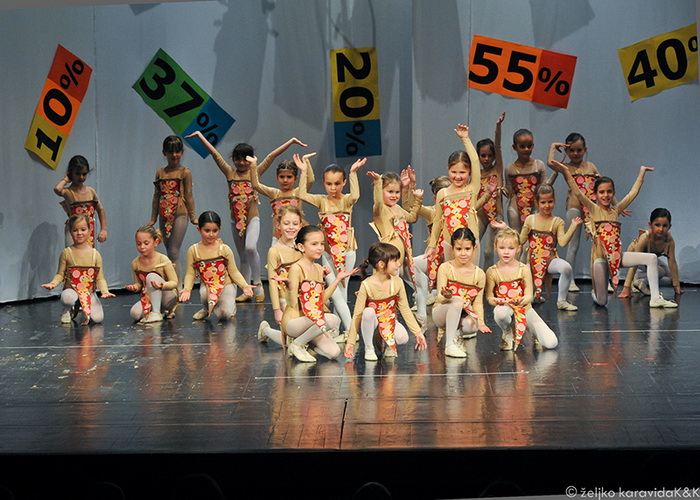Plesna udruga Gesta: Božićni šoping u SuperOvoj, Foto: Željko Karavida Plesna udruga Gesta: Božićni šoping u SuperOvoj, Foto: Željko Karavida
