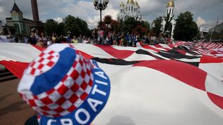 U Fun zoni u Kalinjingradu hrvatski navijači razvili 96-metarsku zastavu