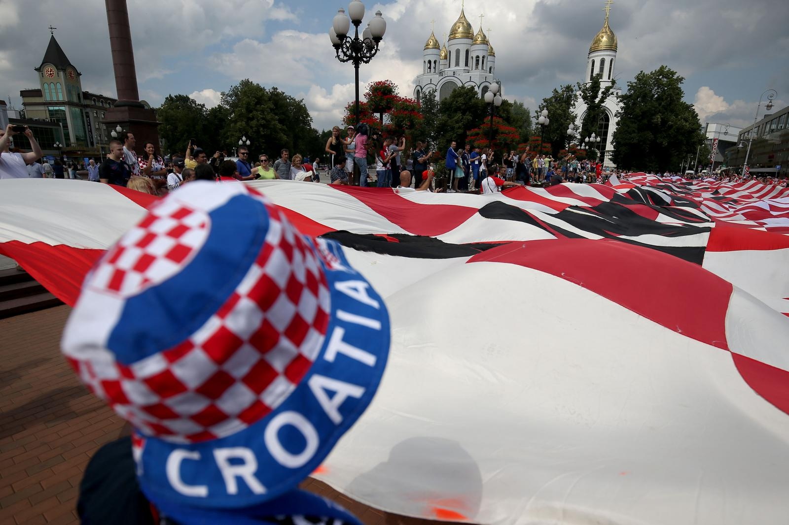 U Fun zoni u Kalinjingradu hrvatski navijači razvili 96-metarsku zastavu