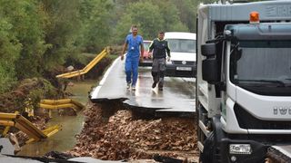 Zbog zarobljenog kamiona ne prometuje se cestom Poljica- Mazija