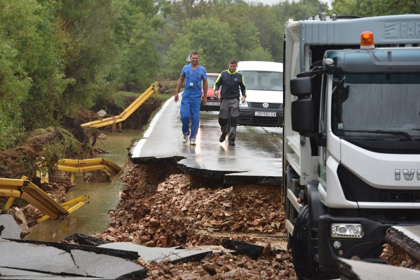 Zbog zarobljenog kamiona ne prometuje se cestom Poljica- Mazija