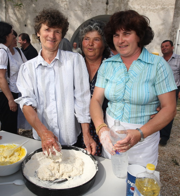 Zadar, 190610.
U mjestu Zelangrad pored obrovca po prvi put je organizirano natjecanje u pravljenju prisnaca (kolac). Marija Mitrovic je osvojila 1.mjesto, Radojka Zupan 2. i Ljubica Cacic 3.mjesto.
Na fotografiji: Marija Mitrovic, Ljubica Cacic i Radojka