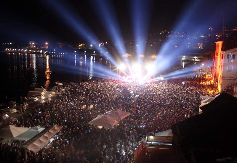 U povodu 950 godina prvog spomena grada Šibenika, blagdana sv. Mihovila i Dana grada održan je veliki koncert legendarnog Mate Miše Kovača. Photo: Duško Jaramaz/PIXSELL U povodu 950 godina prvog spomena grada Šibenika, blagdana sv. Mihovila i Dana grada održan je veliki koncert legendarnog Mate Miše Kovača. Photo: Duško Jaramaz/PIXSELL