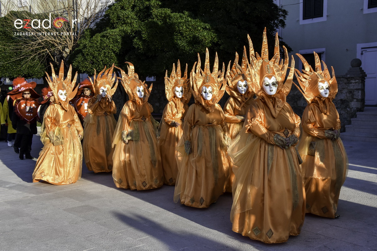 Paški zimski karneval 2018: Karnevalska povorka prošla ulicama grada do Pijace