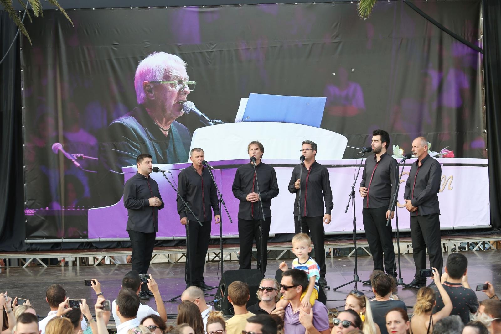 Split dostojanstveno na posljednju plovidbu ispratio legendu Olivera Dragojevića