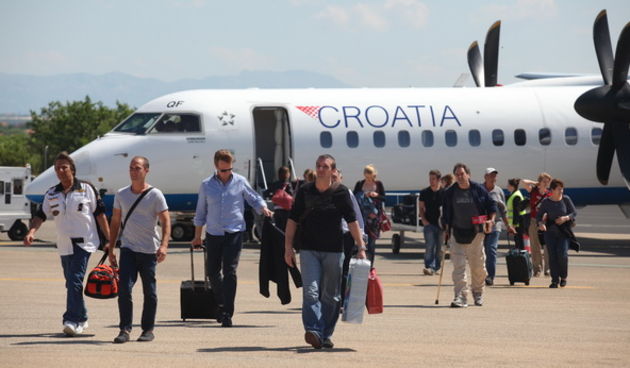 Zadar, 120511.
Na zadarsku zracnu luku dosao je i prvi zrakoplov iz Munchena, cime Croatia airlines nakon 15 godina ponovno uvodi medjunarodne letove iz Zadra.
Na slici: izlazak putnika iz aviona.
Foto: Vladimir Ivanov / CROPIX