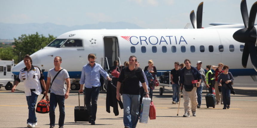 Zadar, 120511.
Na zadarsku zracnu luku dosao je i prvi zrakoplov iz Munchena, cime Croatia airlines nakon 15 godina ponovno uvodi medjunarodne letove iz Zadra.
Na slici: izlazak putnika iz aviona.
Foto: Vladimir Ivanov / CROPIX Zadar, 120511.
Na zadarsku zracnu luku dosao je i prvi zrakoplov iz Munchena, cime Croatia airlines nakon 15 godina ponovno uvodi medjunarodne letove iz Zadra.
Na slici: izlazak putnika iz aviona.
Foto: Vladimir Ivanov / CROPIX