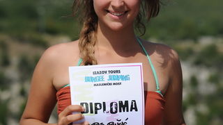 Maslenicki most, Zadar, 010712.
Doris Pincic, zvijezda Larinog izbora, svojim skokom je otvorila sezonu bungee skokova sa Maslenickog mosta. Svake godine sezona skokova se otvara skokovima poznatih osoba i novinara.
Na fotografiji: Doris Pincic s bungee d