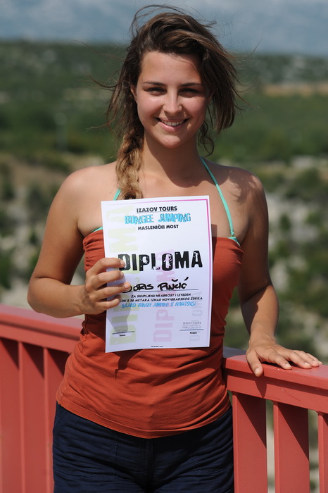Maslenicki most, Zadar, 010712.
Doris Pincic, zvijezda Larinog izbora, svojim skokom je otvorila sezonu bungee skokova sa Maslenickog mosta. Svake godine sezona skokova se otvara skokovima poznatih osoba i novinara.
Na fotografiji: Doris Pincic s bungee d