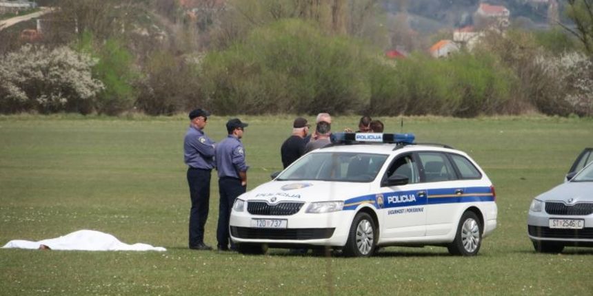 02.04.2016., Sinj – Bivsi predsjednik Kluba navijaca Torcida i udruge Nas Hajduk Zan Ojdanic poginuo je prilikom slijetanja padobranom na hipodromu u Sinju. Photo: Ivo Cagalj/PIXSELL 02.04.2016., Sinj – Bivsi predsjednik Kluba navijaca Torcida i udruge Nas Hajduk Zan Ojdanic poginuo je prilikom slijetanja padobranom na hipodromu u Sinju. Photo: Ivo Cagalj/PIXSELL