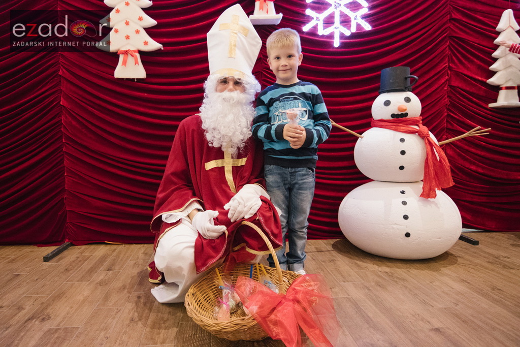 Sveti Nikola posjetio Supernova centar i razveselio mališane