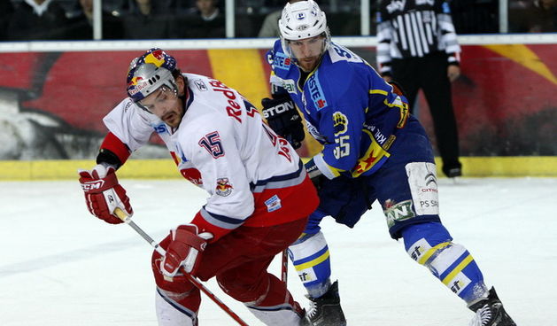 Salzburg, (Austrija), 090310. Prva utakmica polufinala doigravanja hokejaske EBEL lige,  Red Bull – Medvescak.  Na slici: Manuel Latusa i Chrisopher Powers. Foto: Ronald Gorsic / CROPIX
