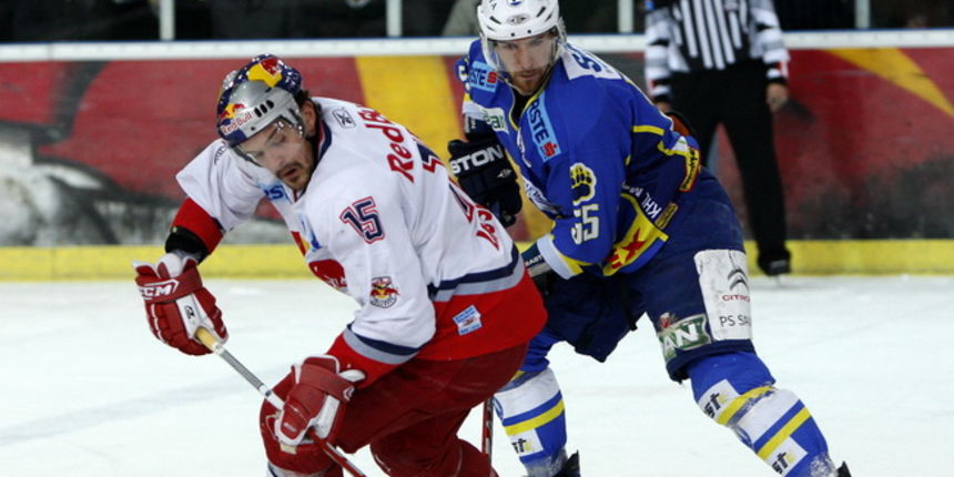 Salzburg, (Austrija), 090310. Prva utakmica polufinala doigravanja hokejaske EBEL lige,  Red Bull – Medvescak.  Na slici: Manuel Latusa i Chrisopher Powers. Foto: Ronald Gorsic / CROPIX