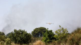 Vatrogasci i kanaderi lokalizirali požar u blizini gradskog deponija Vatrogasci i kanaderi lokalizirali požar u blizini gradskog deponija
