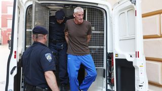 Privođenje muškarca osumnjičenog za bombaške napade na PU zadarsku Privođenje muškarca osumnjičenog za bombaške napade na PU zadarsku