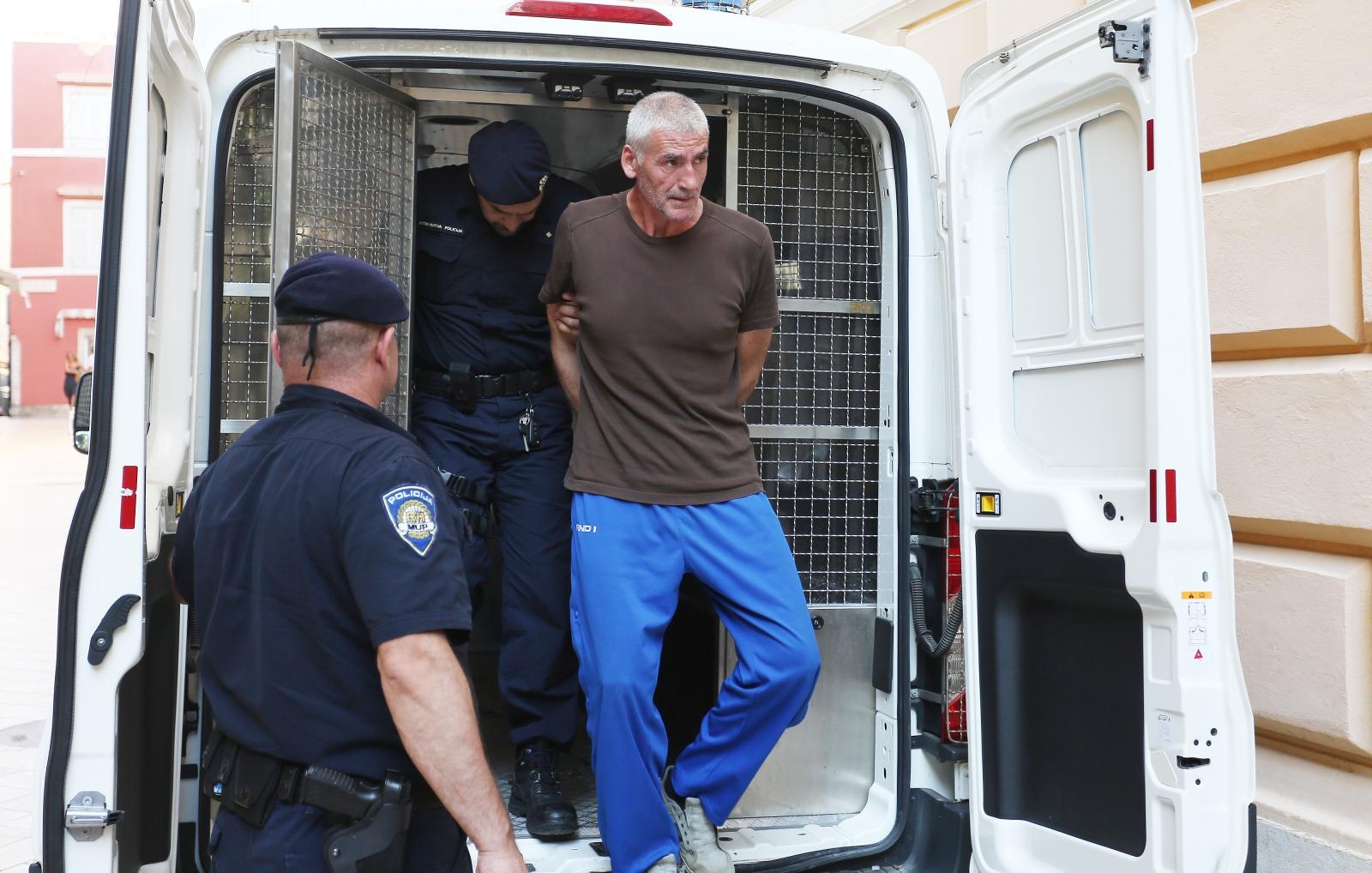 Privođenje muškarca osumnjičenog za bombaške napade na PU zadarsku Privođenje muškarca osumnjičenog za bombaške napade na PU zadarsku