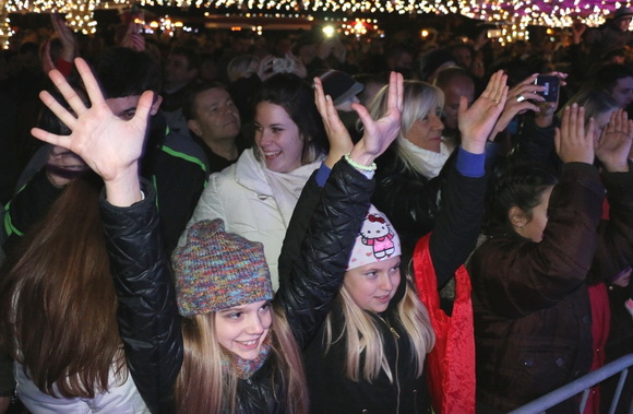 Virani 2016. godinu dočekali uz Lidiju Bačić, Leteći odred i spektakularan vatromet Virani 2016. godinu dočekali uz Lidiju Bačić, Leteći odred i spektakularan vatromet