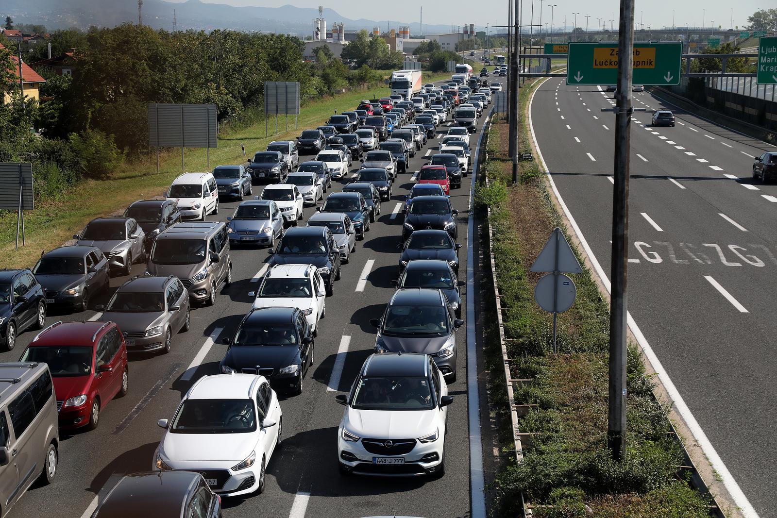 Gužve na naplatnim kućicama Lučko u smjeru mora