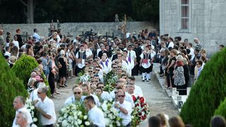 Posljednji ispraćaj Olivera Dragojevića na groblju Sveti Roko u Veloj Luci Posljednji ispraćaj Olivera Dragojevića na groblju Sveti Roko u Veloj Luci