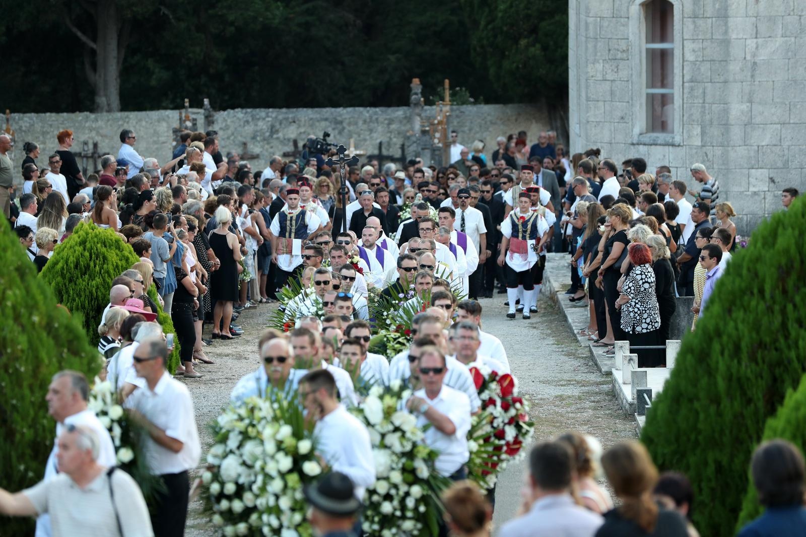 Posljednji ispraćaj Olivera Dragojevića na groblju Sveti Roko u Veloj Luci Posljednji ispraćaj Olivera Dragojevića na groblju Sveti Roko u Veloj Luci
