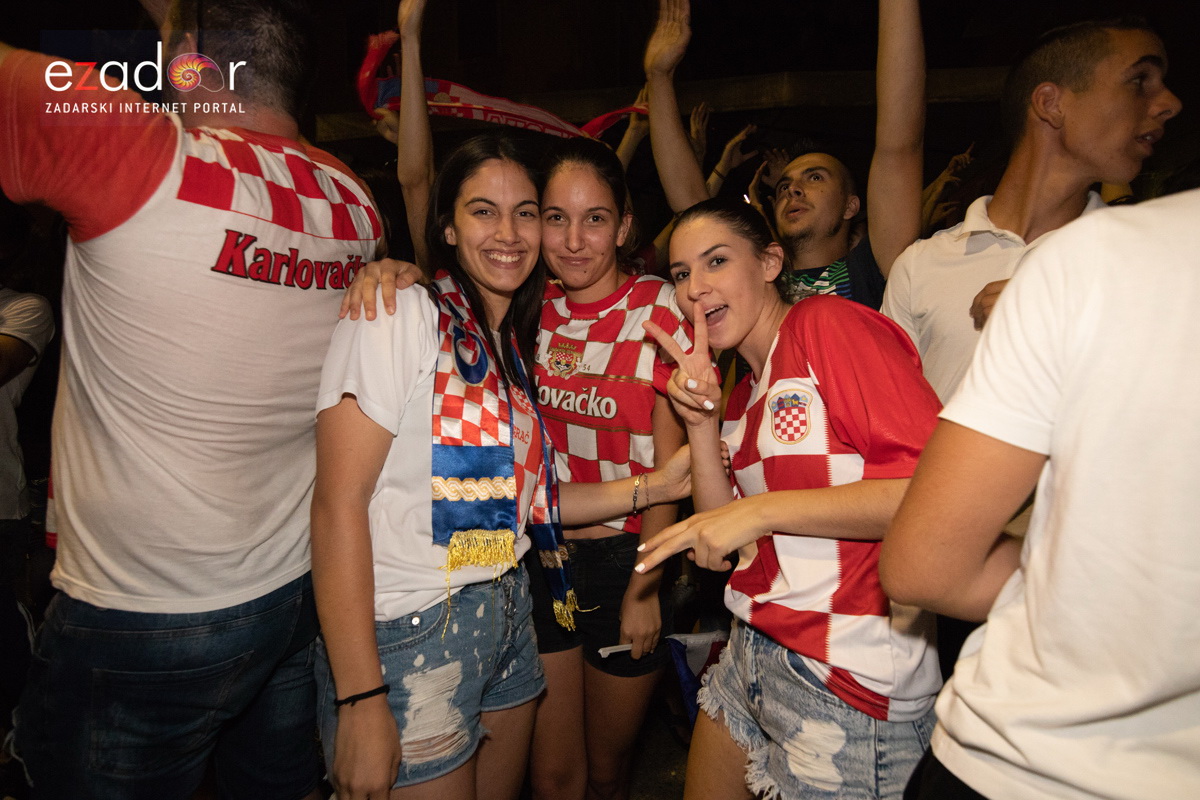 Čudesna noć: Velika fešta ulicama Zadra nakon plasmana Vatrenih u finale SP Čudesna noć: Velika fešta ulicama Zadra nakon plasmana Vatrenih u finale SP