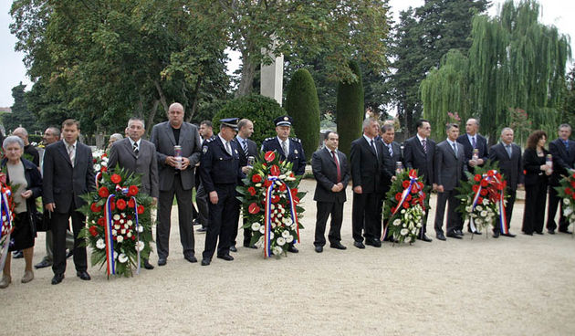 Polaganje vijenaca u znak sjecanja na poginule branitelje 06.10.2007.