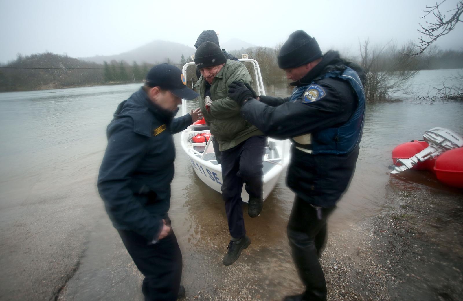 Na području Kosinja proglašeno izvanredno stanje obrane od poplava Na području Kosinja proglašeno izvanredno stanje obrane od poplava