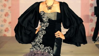 Skopje, Makedonija, 301010.
Sinoc je poceo ‘fashion weekend’ u Skopju. Na otvaranju
‘fashion weekend’-a revijom se predstavila poznata makedonska dizajnerica Elena Luka.
Na slici: lijepe manekenke su nosile modele u baroknom stilu.
Foto: Maja Zlatevska / Skopje, Makedonija, 301010.
Sinoc je poceo ‘fashion weekend’ u Skopju. Na otvaranju
‘fashion weekend’-a revijom se predstavila poznata makedonska dizajnerica Elena Luka.
Na slici: lijepe manekenke su nosile modele u baroknom stilu.
Foto: Maja Zlatevska /