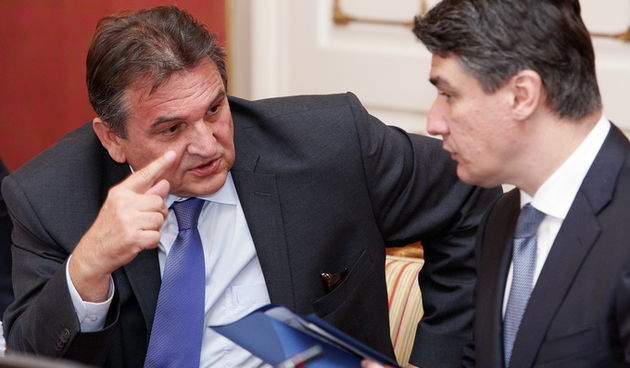 Zagreb, 200612.
Vlada.
Redovita sjednica Vlade.
Na slici: Radimir Cacic i Zoran Milanovic.
Foto: Davor Pongracic / CROPIX