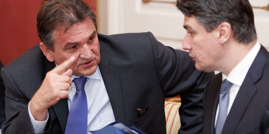 Zagreb, 200612.
Vlada.
Redovita sjednica Vlade.
Na slici: Radimir Cacic i Zoran Milanovic.
Foto: Davor Pongracic / CROPIX