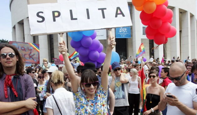 Zagreb, 180611.
Na Trgu zrtava fasizma poceo je “Zagreb Pride 2011”. 
Tema ovogodisnje Povorke ponosa Zagreb Pridea je “Nasih prvih deset”, kojom se zeli zatvoriti prvo desetljece borbe za LGBT prava u Hrvatskoj. Povorka sa Trga zrtava fasizma krece prema
