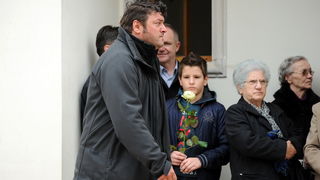 Zadar, 300313.
Sprovod djevojcice Nore Situm koja je prosli tjedan preminula u bolnici u Philadelphiji nakon duge i teske bolesti, odrzao se danas na gradskom groblju u Zadru. Na sprovodu je bilo nekoliko stotina ljudi, obitelji i prijatelja.
Na fotografi Zadar, 300313.
Sprovod djevojcice Nore Situm koja je prosli tjedan preminula u bolnici u Philadelphiji nakon duge i teske bolesti, odrzao se danas na gradskom groblju u Zadru. Na sprovodu je bilo nekoliko stotina ljudi, obitelji i prijatelja.
Na fotografi