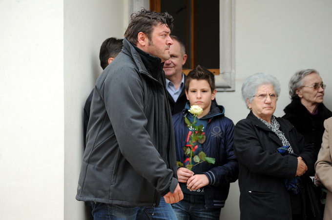 Zadar, 300313.
Sprovod djevojcice Nore Situm koja je prosli tjedan preminula u bolnici u Philadelphiji nakon duge i teske bolesti, odrzao se danas na gradskom groblju u Zadru. Na sprovodu je bilo nekoliko stotina ljudi, obitelji i prijatelja.
Na fotografi Zadar, 300313.
Sprovod djevojcice Nore Situm koja je prosli tjedan preminula u bolnici u Philadelphiji nakon duge i teske bolesti, odrzao se danas na gradskom groblju u Zadru. Na sprovodu je bilo nekoliko stotina ljudi, obitelji i prijatelja.
Na fotografi