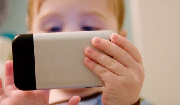 Djete s iPhoneom