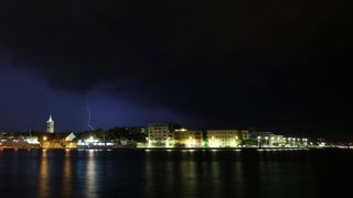 U ranim jutarnjim satima, noćas oko 1.30 satima zadarsko područje pogodilo je nevrijeme s jakim pljuskom praćeno munjama i grmljavinom. Photo: Filip Brala/PIXSELL U ranim jutarnjim satima, noćas oko 1.30 satima zadarsko područje pogodilo je nevrijeme s jakim pljuskom praćeno munjama i grmljavinom. Photo: Filip Brala/PIXSELL