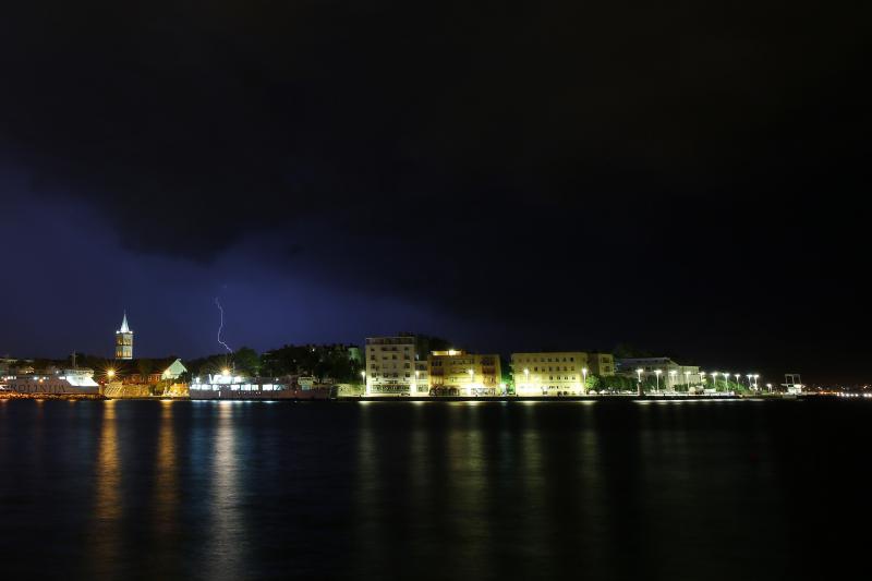 U ranim jutarnjim satima, noćas oko 1.30 satima zadarsko područje pogodilo je nevrijeme s jakim pljuskom praćeno munjama i grmljavinom. Photo: Filip Brala/PIXSELL U ranim jutarnjim satima, noćas oko 1.30 satima zadarsko područje pogodilo je nevrijeme s jakim pljuskom praćeno munjama i grmljavinom. Photo: Filip Brala/PIXSELL