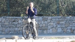 Može li bivši James Bond ‘proći’ kao obični turist? Pierce Brosnan na Visu pokazao još jedan talent