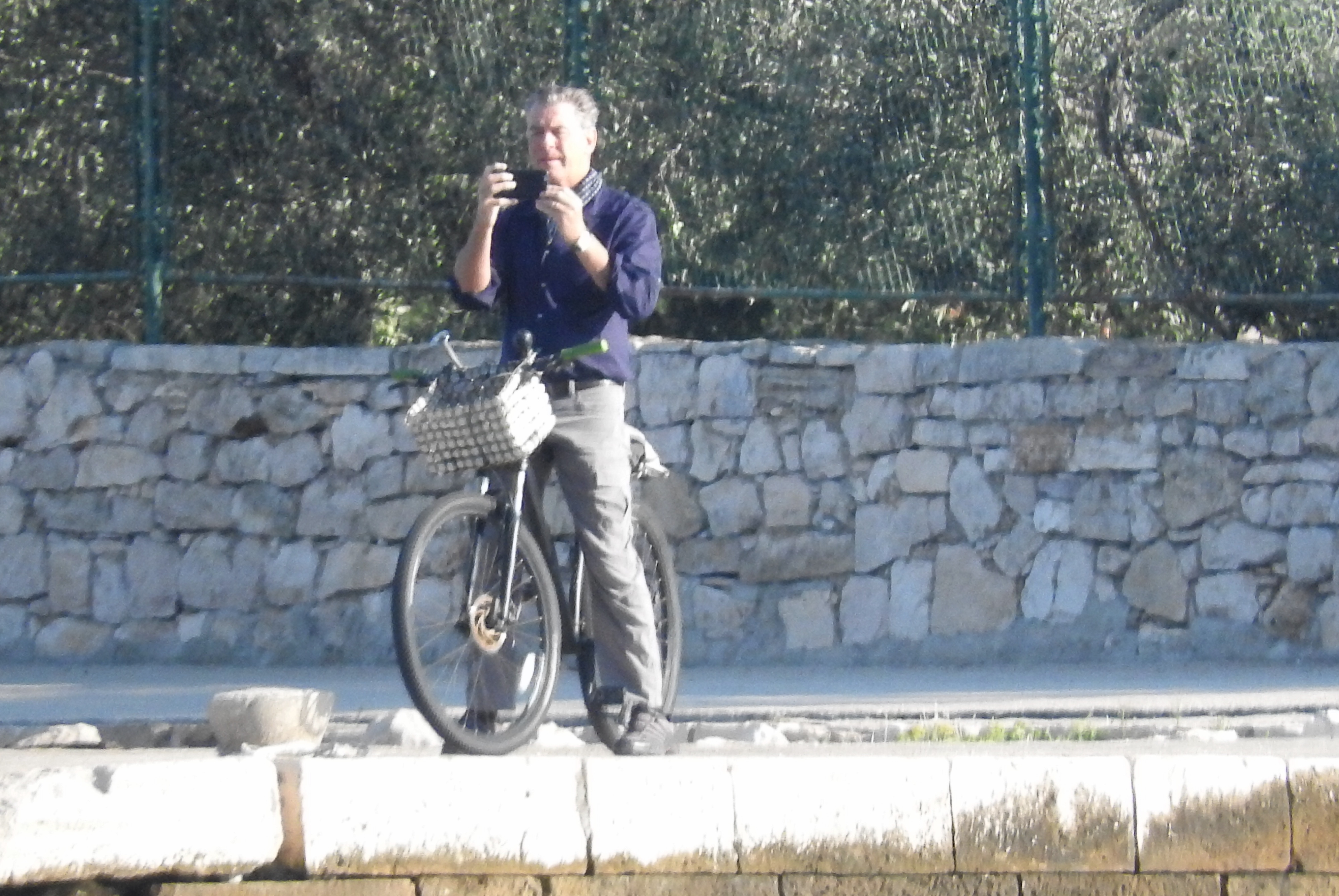 Može li bivši James Bond ‘proći’ kao obični turist? Pierce Brosnan na Visu pokazao još jedan talent