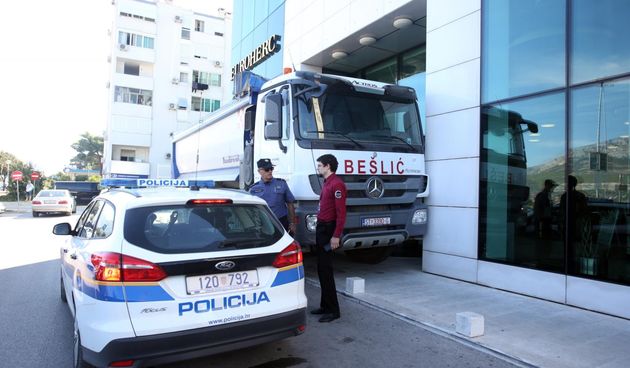 Kamionima blokirao ulaz u osiguravajuću kuću u Splitu