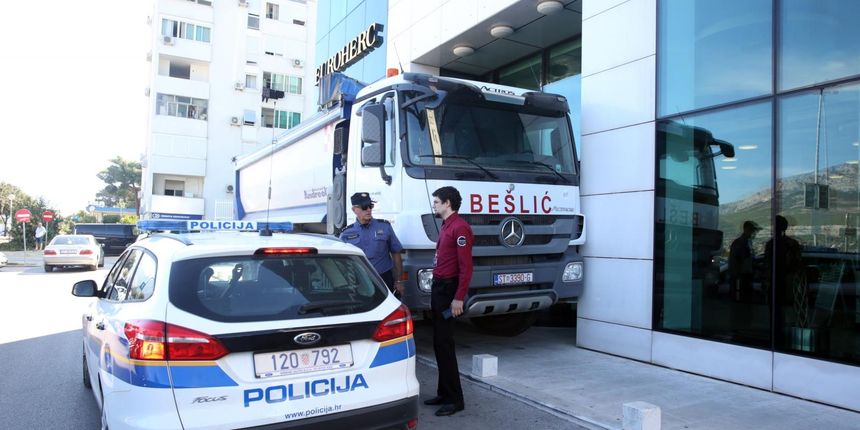 Kamionima blokirao ulaz u osiguravajuću kuću u Splitu