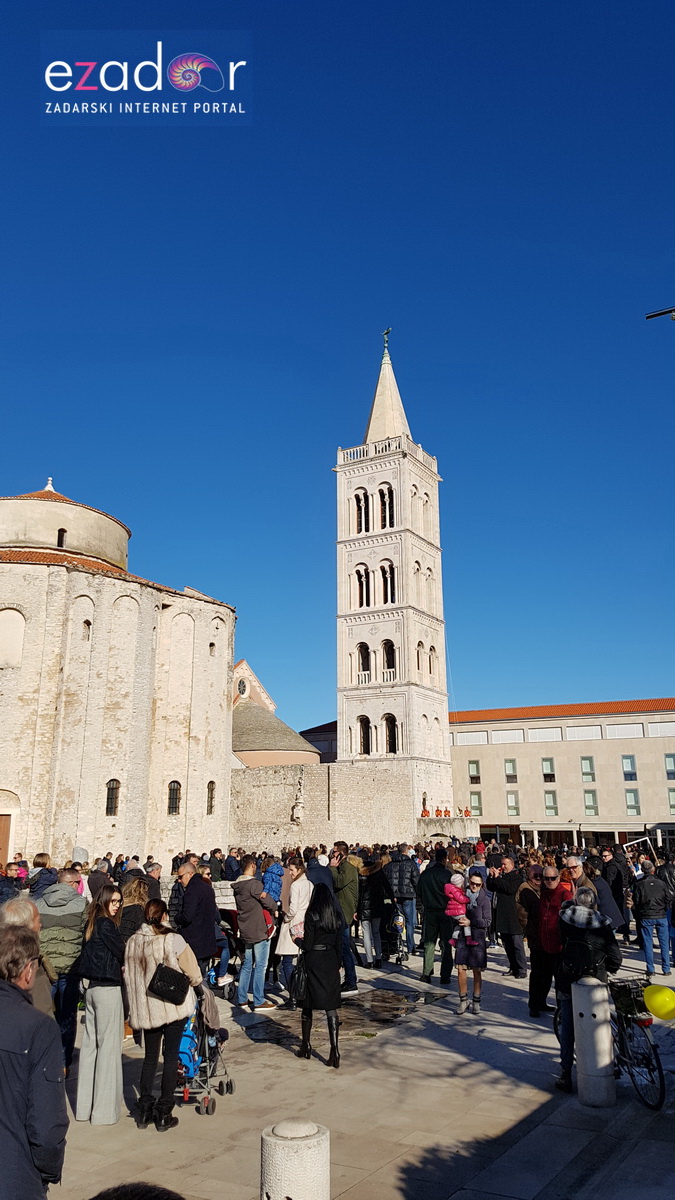 Izložba vojne opreme, oružja i vozila na zadarskoj rivi i spuštanje 25-metarske zastave s kampanela sv. Stošije