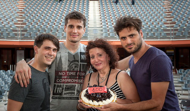 2CELLOS u Rimu iznenadili obozavateljicu koja je bila na cak 100 njihovih koncerata