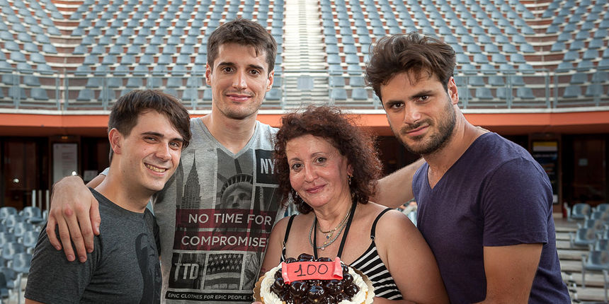 2CELLOS u Rimu iznenadili obozavateljicu koja je bila na cak 100 njihovih koncerata 2CELLOS u Rimu iznenadili obozavateljicu koja je bila na cak 100 njihovih koncerata