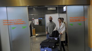 Ljubljana, 071110.
Danas je na ljubljansku zracnu luku Brnik stigao glumac Halit Ergenc poznatiji kao Onur iz sapunice 1001 noc. Stigao je avionom Turkisch airlinesa iz Istanbula.
Na slici: glumac Halit Ergenc u slovenskoj zracnoj luci.
Foto: Sime Sokota Ljubljana, 071110.
Danas je na ljubljansku zracnu luku Brnik stigao glumac Halit Ergenc poznatiji kao Onur iz sapunice 1001 noc. Stigao je avionom Turkisch airlinesa iz Istanbula.
Na slici: glumac Halit Ergenc u slovenskoj zracnoj luci.
Foto: Sime Sokota