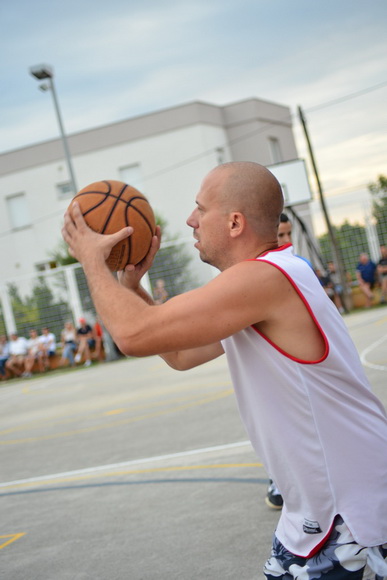 U povodu blagdana Kraljice Mira u Stanovima odigrana utakimica između veterana KK Zadar i Stanova, Foto: Iva Perinčić U povodu blagdana Kraljice Mira u Stanovima odigrana utakimica između veterana KK Zadar i Stanova, Foto: Iva Perinčić