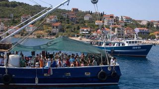 Tunuara 2016 – defile ribarica, spremanje brudeta, demonstracija ribarske vještine i koncert Zorica Kondža. Foto: TZ općine Kali/Adam Vidas Tunuara 2016 – defile ribarica, spremanje brudeta, demonstracija ribarske vještine i koncert Zorica Kondža. Foto: TZ općine Kali/Adam Vidas