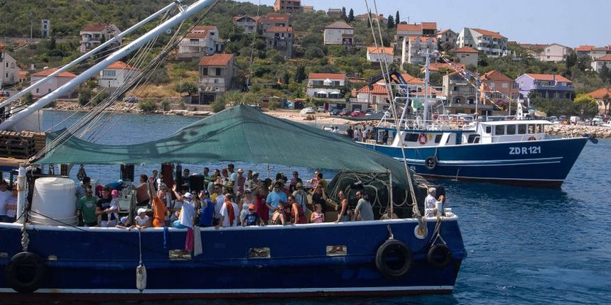 Tunuara 2016 – defile ribarica, spremanje brudeta, demonstracija ribarske vještine i koncert Zorica Kondža. Foto: TZ općine Kali/Adam Vidas Tunuara 2016 – defile ribarica, spremanje brudeta, demonstracija ribarske vještine i koncert Zorica Kondža. Foto: TZ općine Kali/Adam Vidas